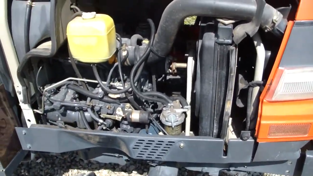 Моторный отсек минитрактора