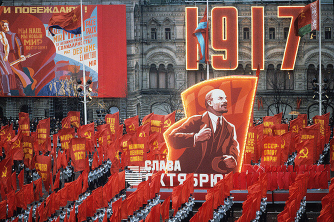 Многие праздники в СССР имели явную политическую окраску, поэтому после распада СССР потеряли свою актуальность