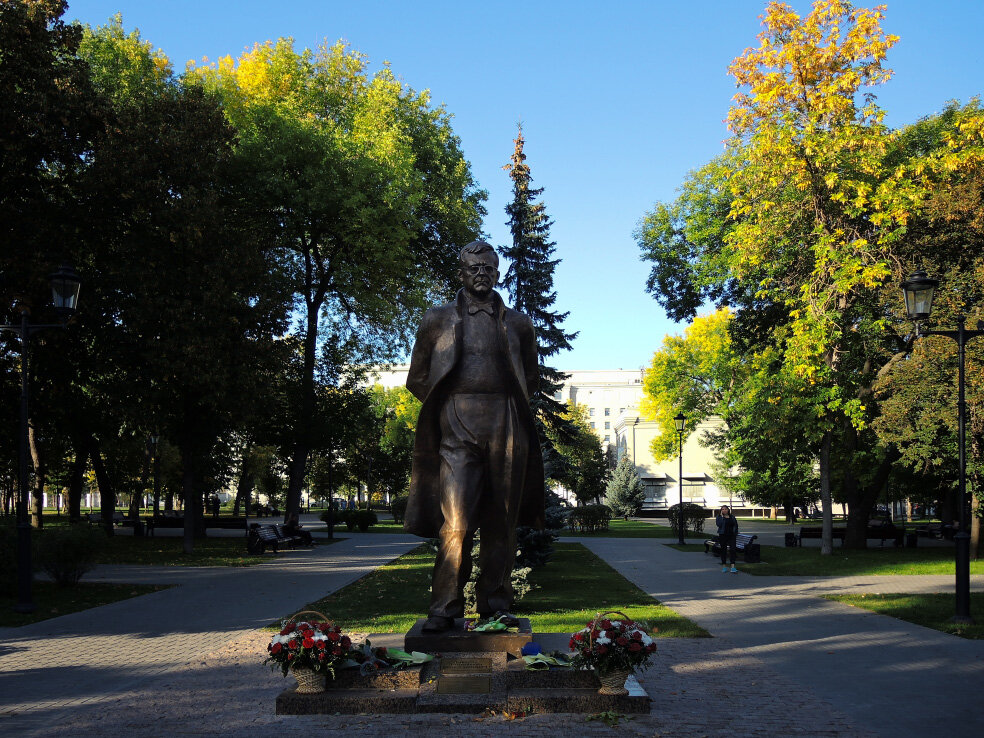 Памятники в городе самара. Сквер Шостаковича Самара. Памятник Шостаковичу в Самаре. Памятник Дмитрию Шостаковичу Москва.