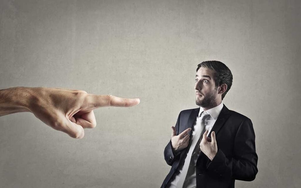 Осуждает одобряет. Предложение со словом одобрять или осуждать. Жест одобрения. Осуждение человека. Страх ответственности.