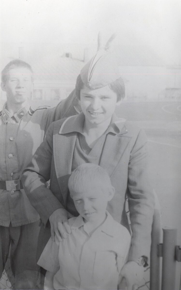 1978год. Около ЧВТКУ с другом и его младшим братишкой... Мы все выросли, а лихой курсант-первокурсник  превратился в пенсионера-полковника бронетанковых войск...