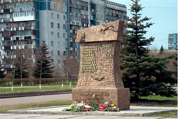 В память о героическом побеге из фашистского плена проектом «Аллея Российской Славы» изготовлены памятные монументы «Побег из ада» и установлены на родине каждого участника подвига.