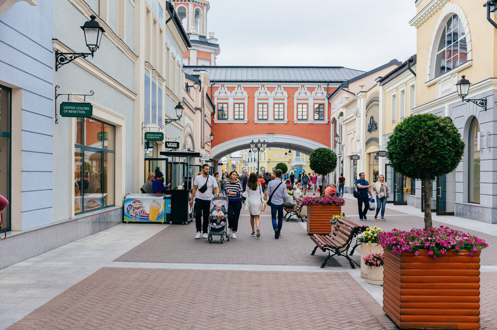 Outlet Village Belaya Dacha летом