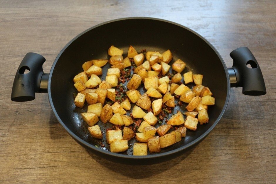 Картошка на оливковом масле. Картошка по разбойничьи кубиками. Как картошку жарить с оливковой масло.