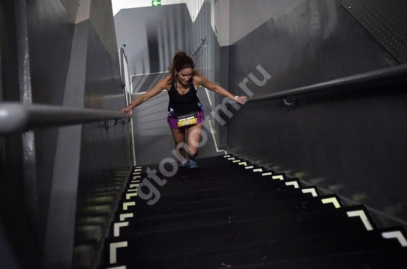 Бег и ходьба по лестнице: техника, упражнения, польза и вред
