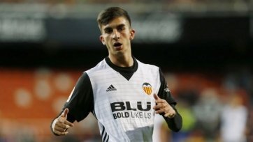 По информации Daily Mirror, полузащитник «Валенсии» Ферран Торрес попал в сферу интересов «Ливерпуля». «Красные» видят в 20-летнем испанце замену Джердану Шакири, который может в летнее трансферное окно сменить клубную прописку.
