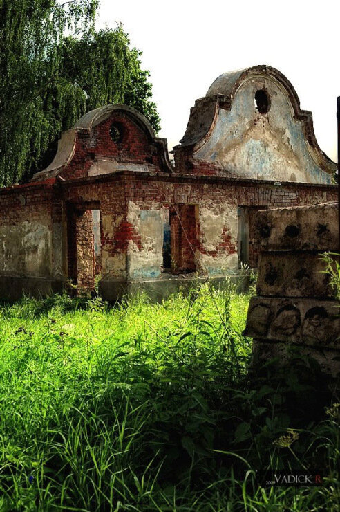 Находится в 3 км. от ст. Кучино. Усадьба была создана в 1912 г. промышленником Степаном П. Рябушинским в результате семейного раздела имения Кучино и обстроена по проекту арх. В.Д. Адамовича и В.М. Маята. Адамович до этого выстроил младшему брату Николаю в Петровском парке знаменитую виллу "Черный лебедь". Сохранились руинированное здание электростанции и подъездная липовая аллея. Многочисленные усадебные постройки сгорели в 1920г. Территория усадьба застроена дачами. Участок на котором стоит электростанция выкуплен, владелец ведет реставрацию, посмотрим, что получится.