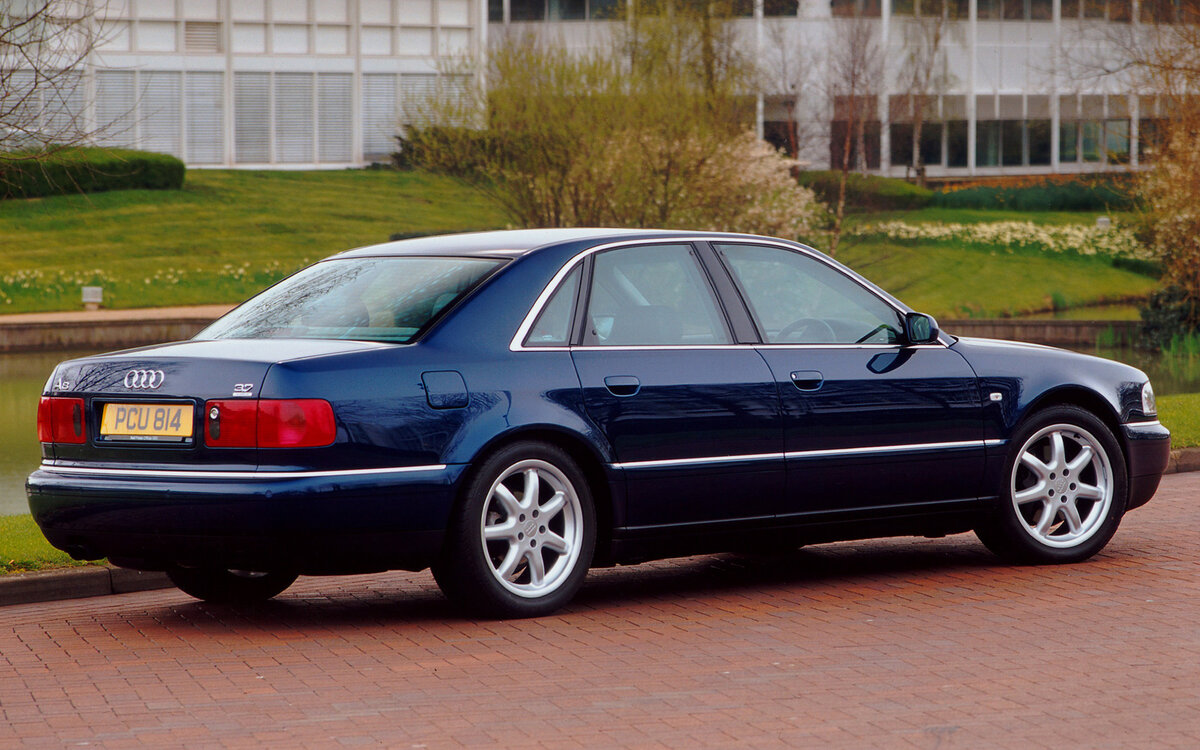  С этим связан ряд конструктивных особенностей, обусловивших, в частности, недостаток простора и комфорта. Три первые модели привлекли к себе внимание, в первую очередь, благодаря полному приводу quattro. Значительная часть его технических компонентов применялась также в модели Volkswagen Phaeton.