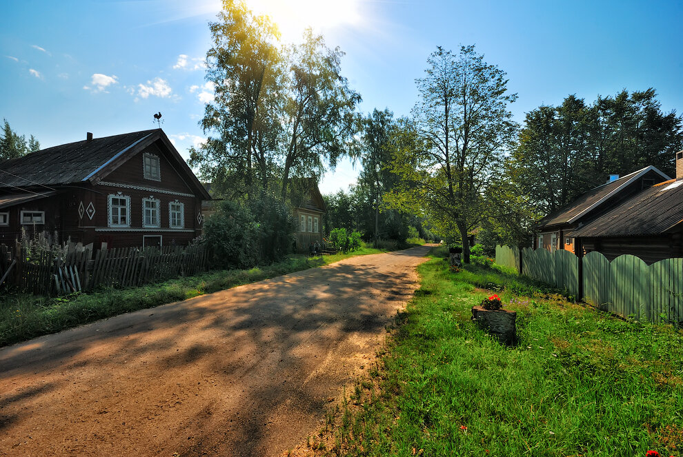 Дом улица деревня. Улица в деревне. Деревенская улица. Красивая деревенская улица. Деревенская улочка.