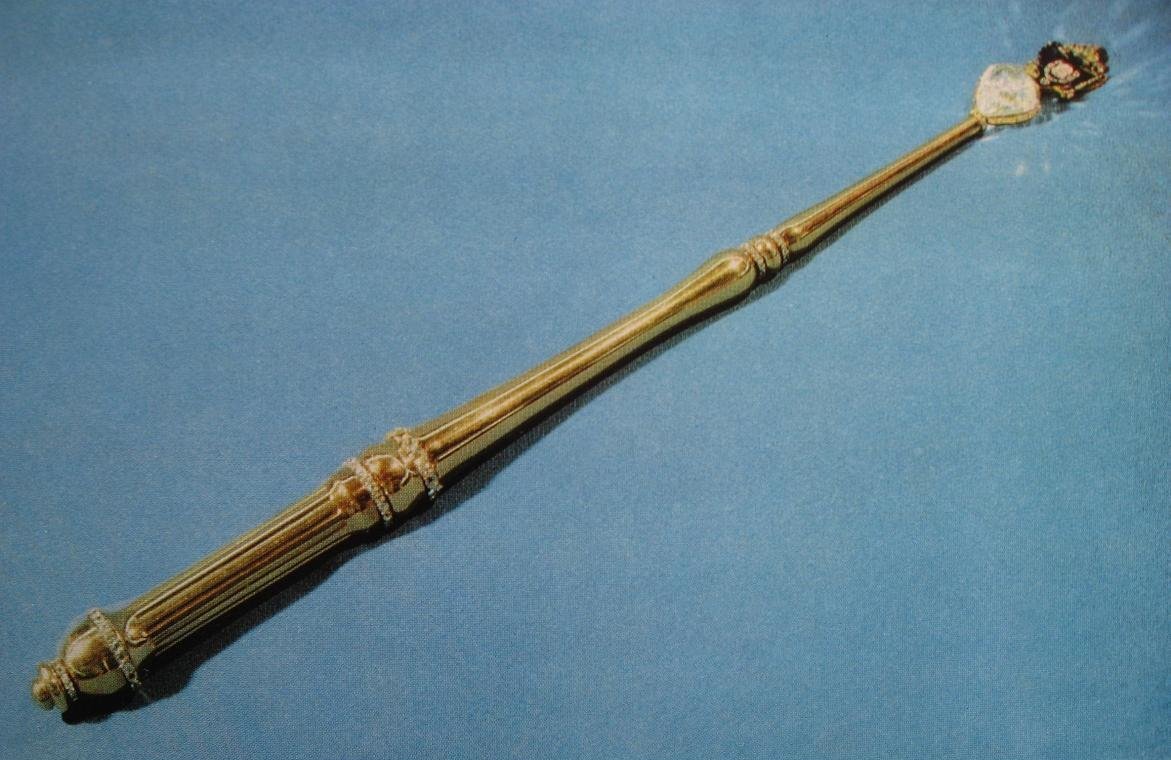 С виду он приобрёл обычный средне вековый посох с брильянтом на вершинке. 