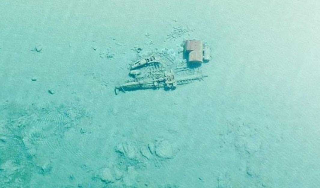 Озеро Мичиган. Съемка с самолета. В чистой воде ясно видны остатки корабля