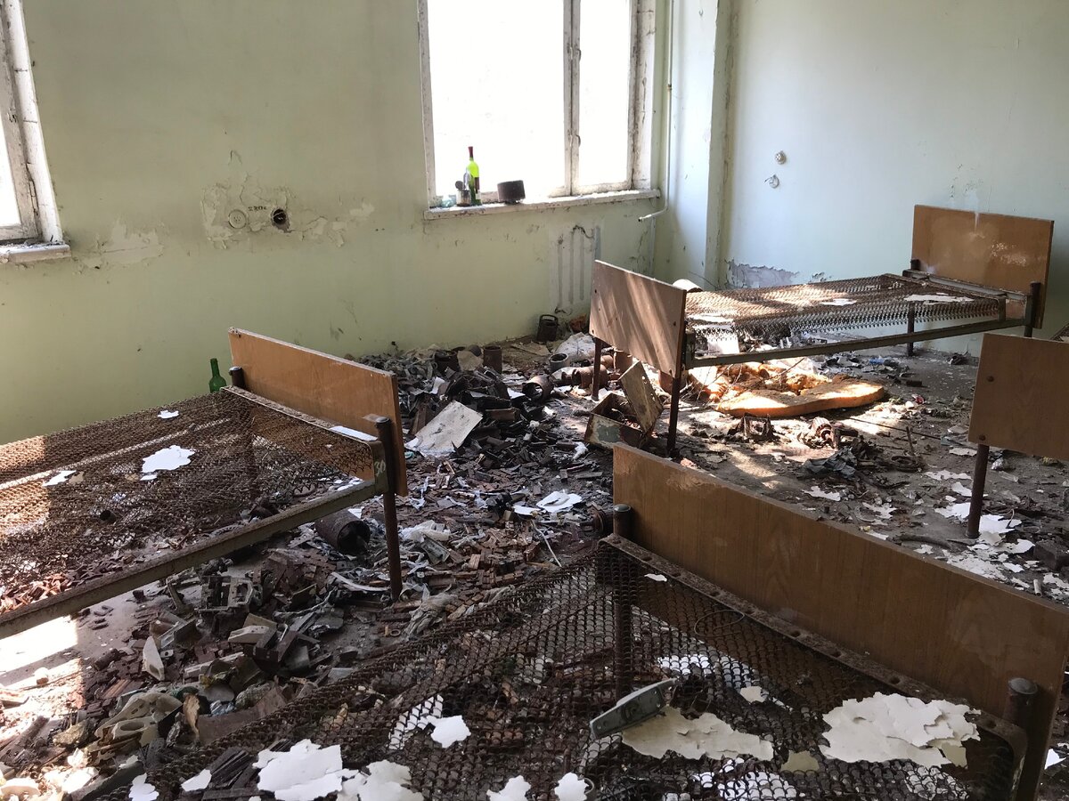 Настоящее логово мародёра: нашли в Припяти место, где проживали вандалы после эвакуации города