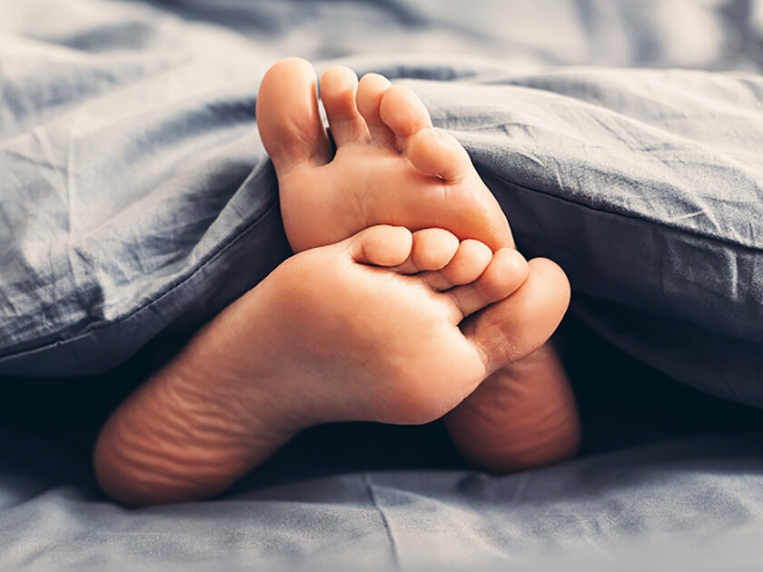 8 причин, почему ночью хочется высунуть ноги из под одеяла: иногда это говорит о болезнях