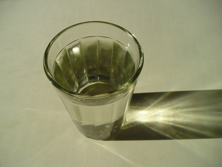 © All rights reserved. --- Граненый стакан классический с 14 гранями, цена 7 коп. На фото —с водой.