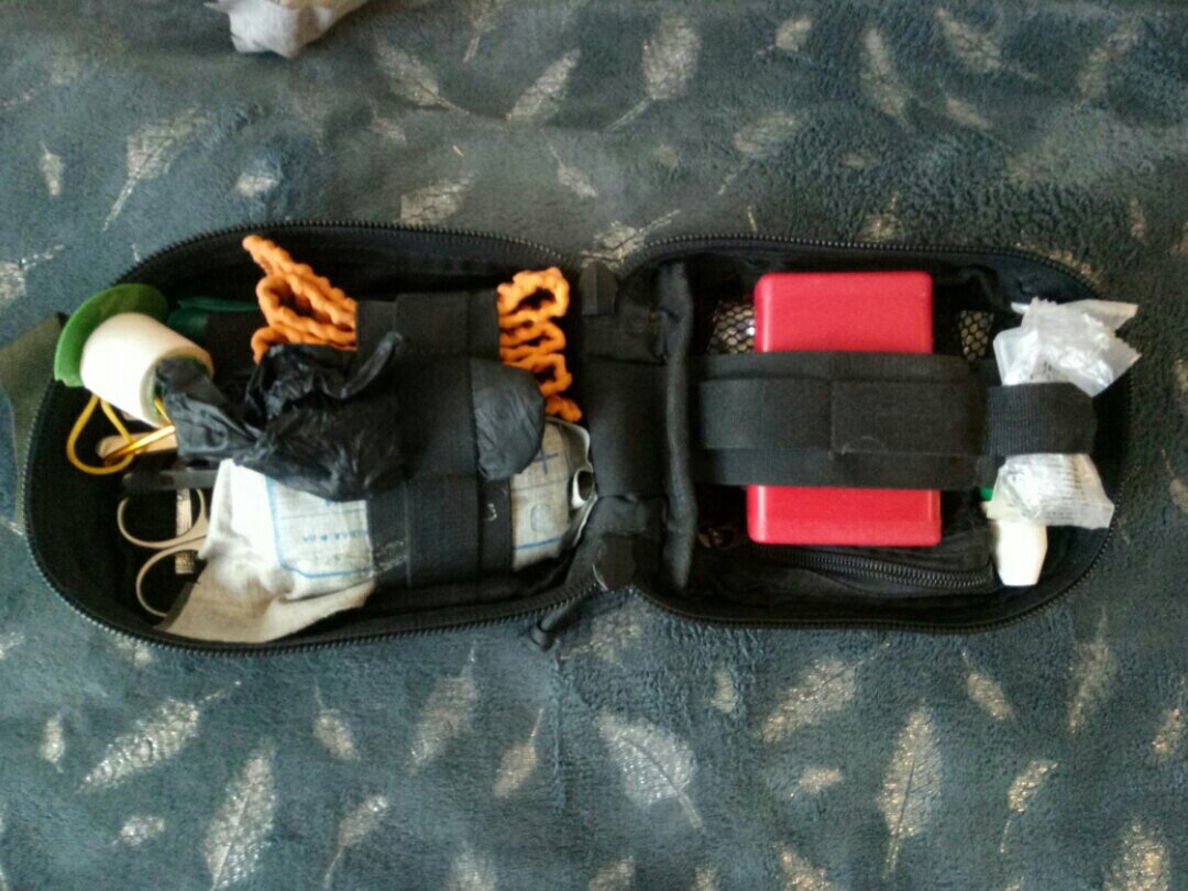 Индивидуальная аптечка одного из наших бойцов.