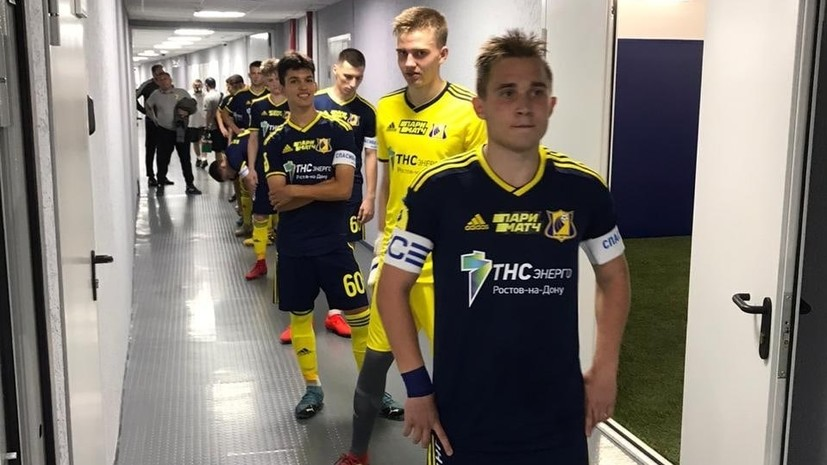 Капитан команды Никита Куприянов выводит команду из подтрибунного помещения.