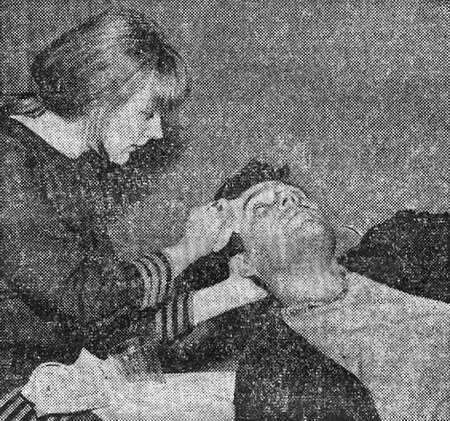 Марианна Вертинская в роли Ирэн Адлер и Николай Волков-младший в роли Шерлока Холмса в спектакле "Из рассказов о Шерлоке Холмсе"