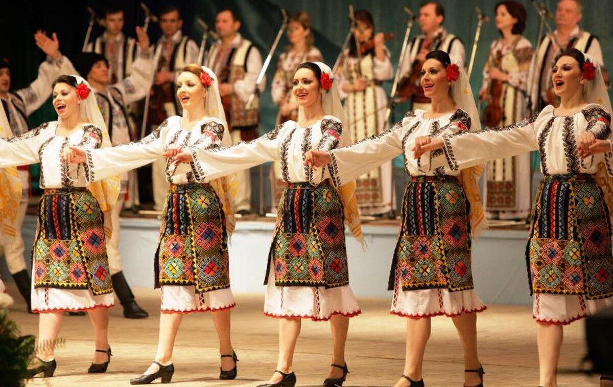 Молдаване в национальном костюме