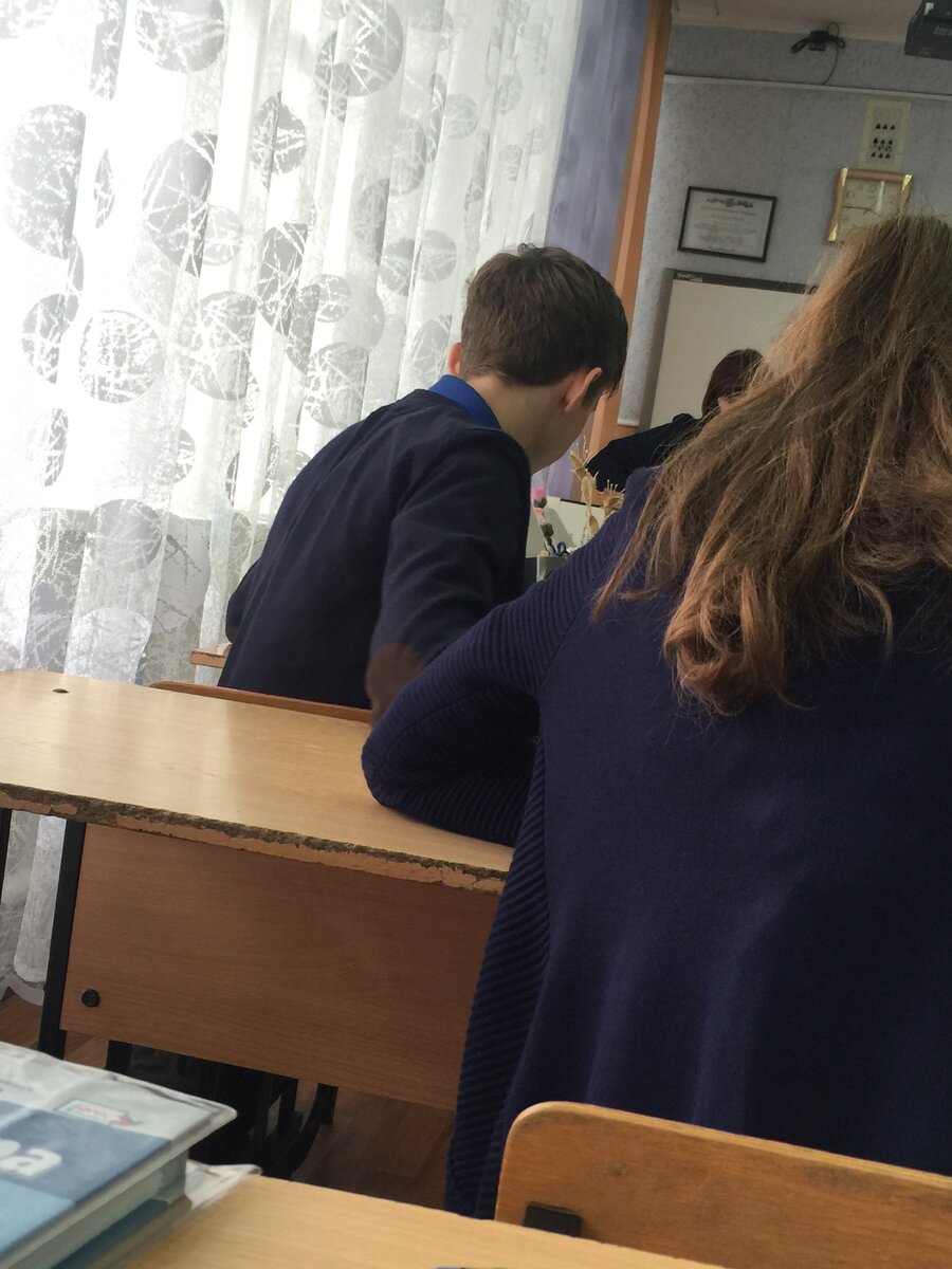 На фото: ученики в школе.