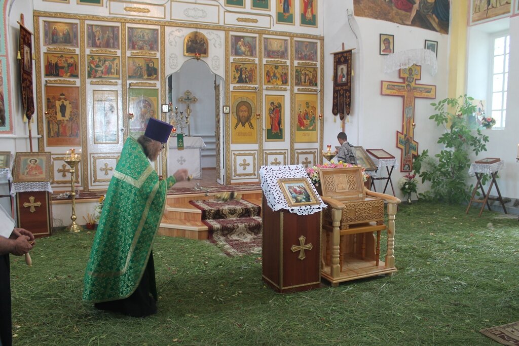 Погода в селе бургун маджары. Храм Святой Троицы Бургун Маджары. Село Бургун Маджары. Галина Доранова библиотекарь село Бургун Маджары. Бургун Маджары Ставропольский край.