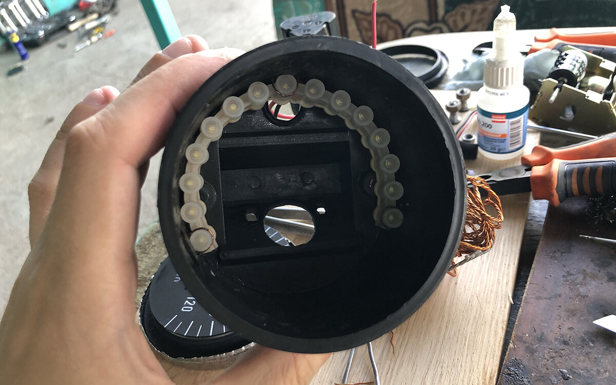 Взял кусочек проволоки и сделал из них скобу, таких три штуки вплавил в корпус и ими прижал светодиоды.