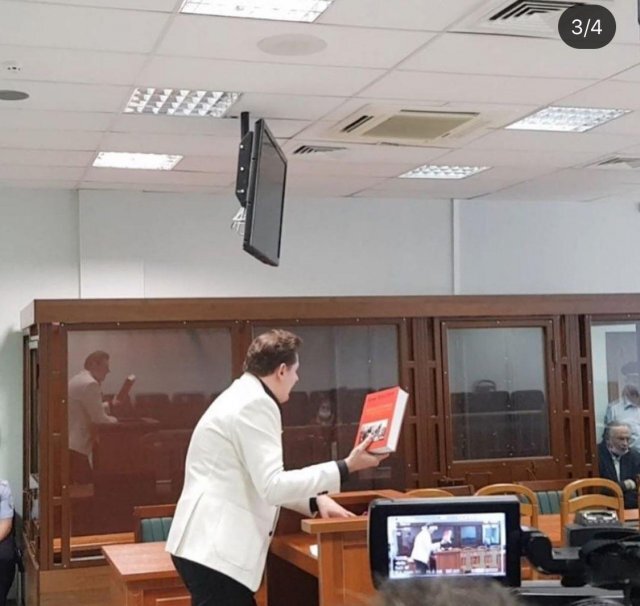 Он еще и свою книжонку притащил - рекламировать в зале