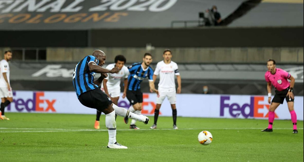 Лукаку увернно реализовал пенальти