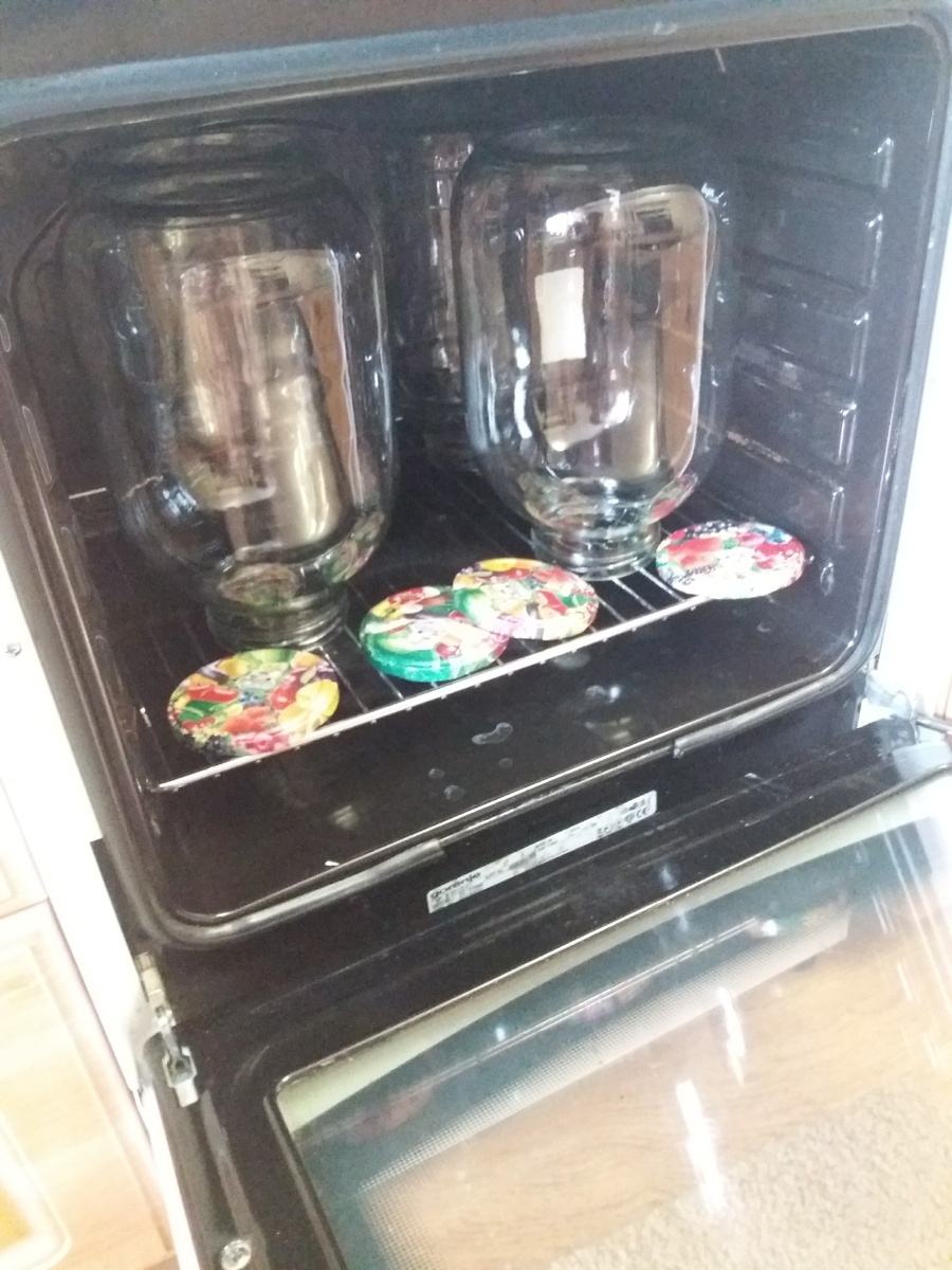 Ставим банки в холодную духовку, при температуре 200 градусов стерилизуем 20 минут