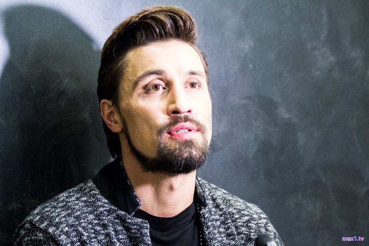  «Вы видите, у нас на сцене идет дождь, хотя его нет... Но мы вас очень любим, поэтому он есть!»  (фото из открытых источников)