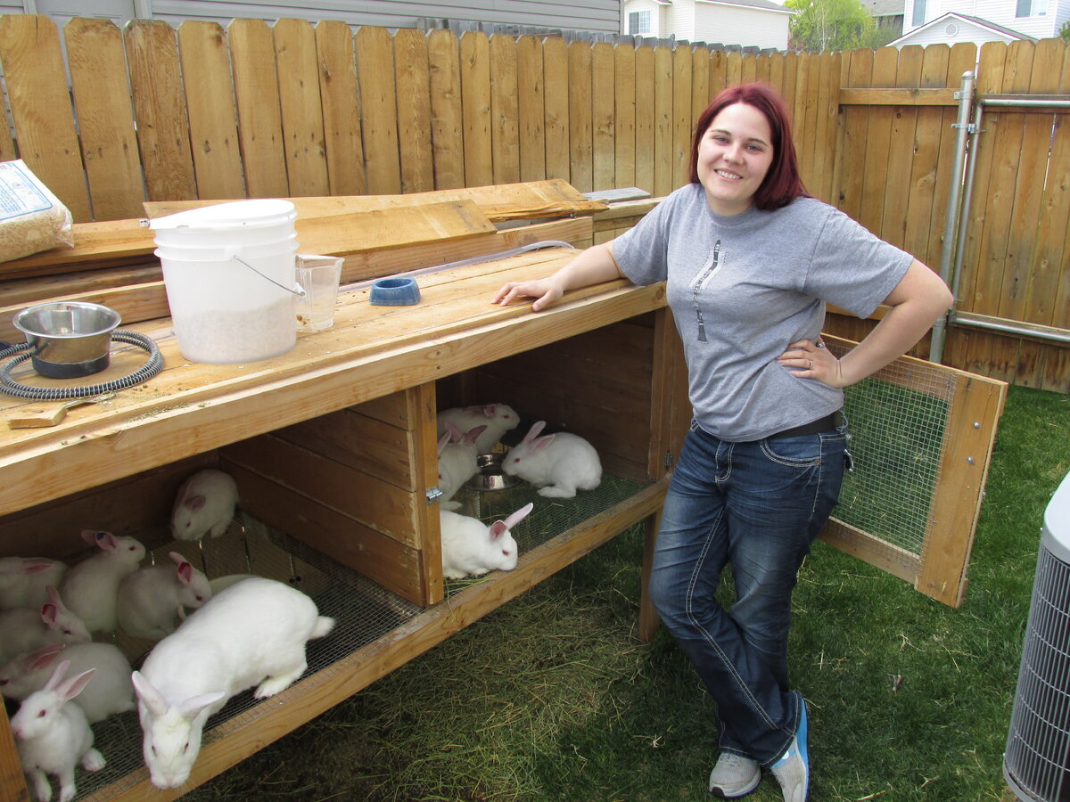 источник: https://davidashleypetersen.files.wordpress.com/2013/05/ashley-and-new-cage.jpg