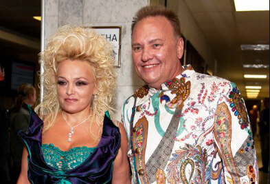 Надежда известна не только своим творчеством, но также, помпезными яркими нарядами, за которые она часто подвергается критике.-3