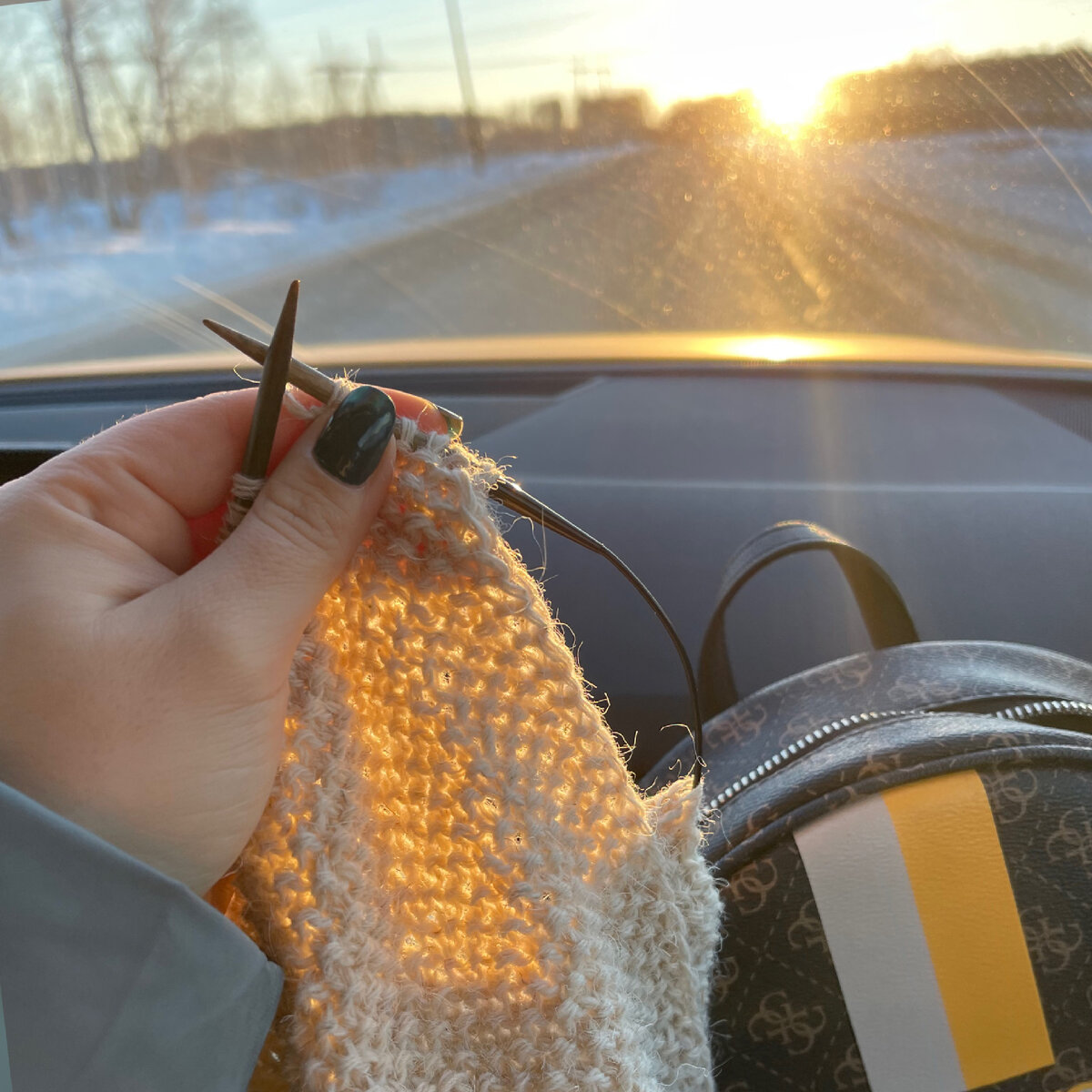 Привет! Меня зовут Дарья. И я часто вяжу в машине:) 