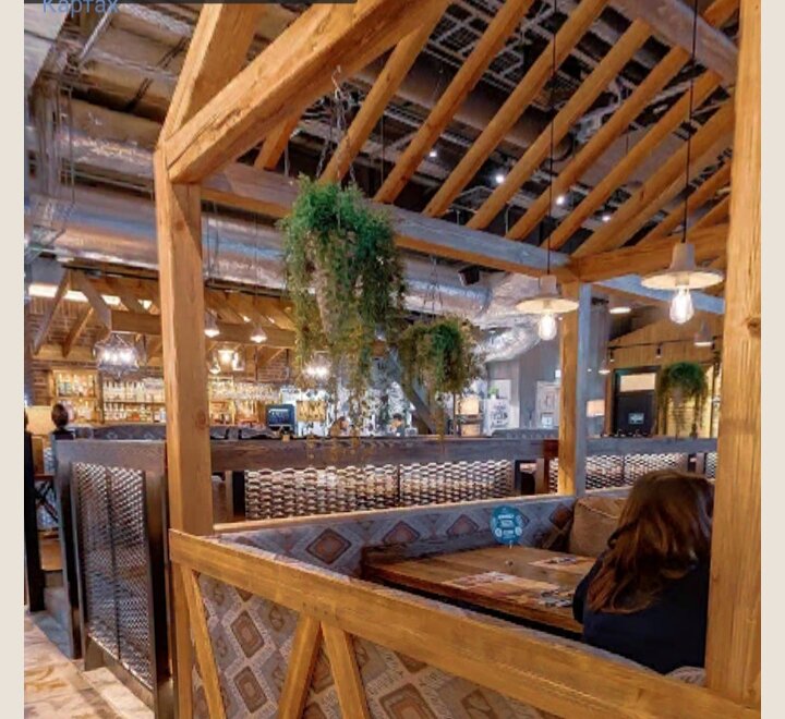 Интерьер очень понравился. Ничего, по словам приятеля, особо балканского нет, но все продумано, свежо, незатерто.