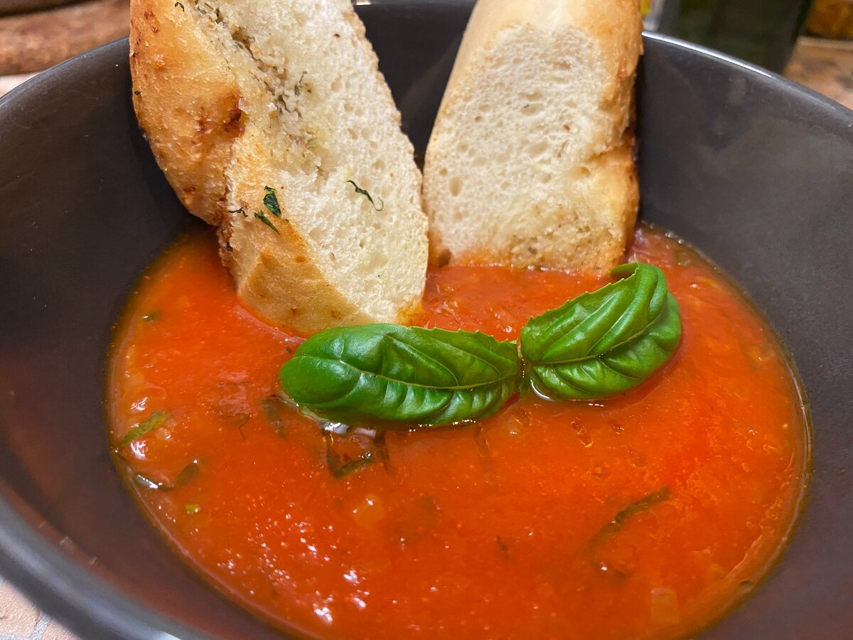 Готовим горячий томатный суп: вкусно, как в Итальянском ресторане.