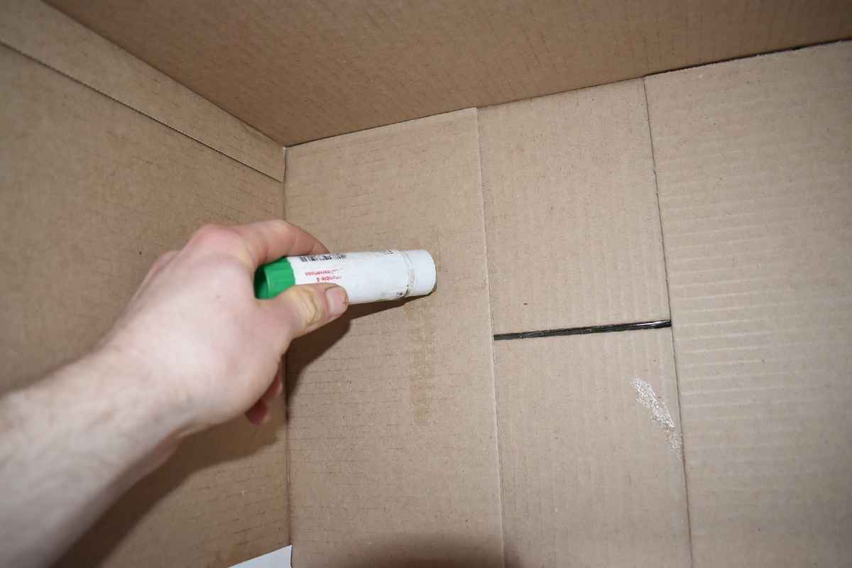 Наносим клей на стенки