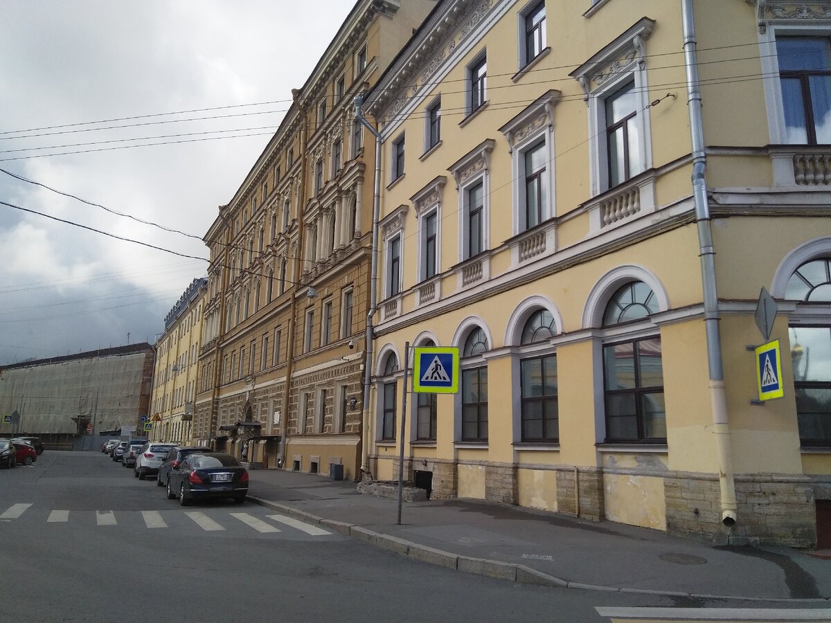 Второй дом справа от угла - дом № 6 по Аптекарскому переулку, где располагается знаменитая мастерская. Фото автора.