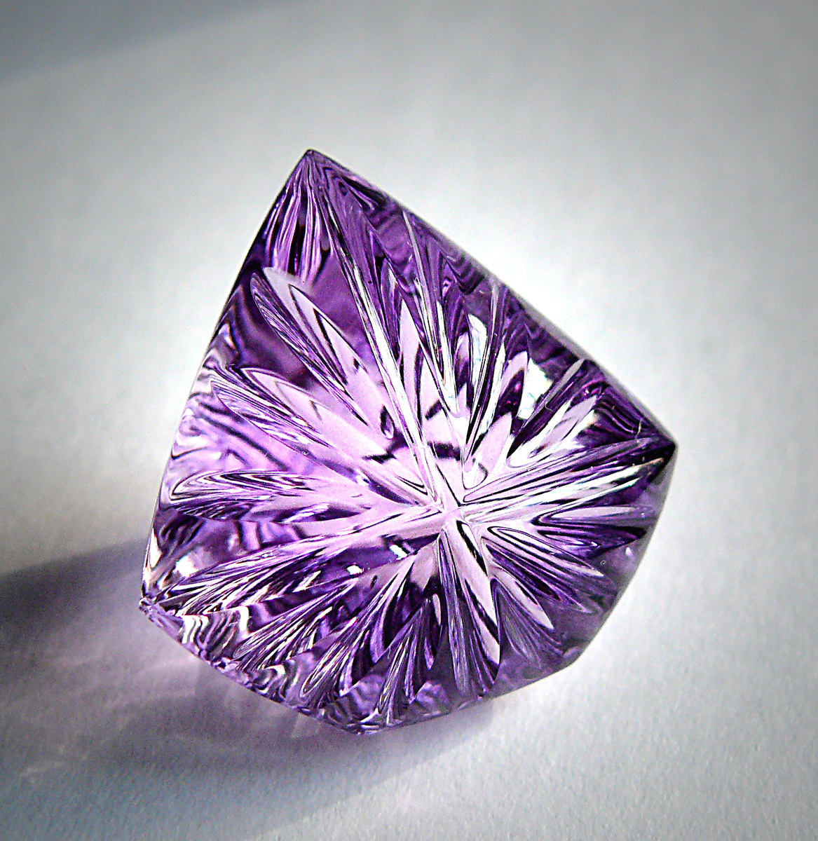 "ДЕКОРИРОВАННЫЙ" аметист на 37,35 карат (работа  выполнена в марте 2005г.).