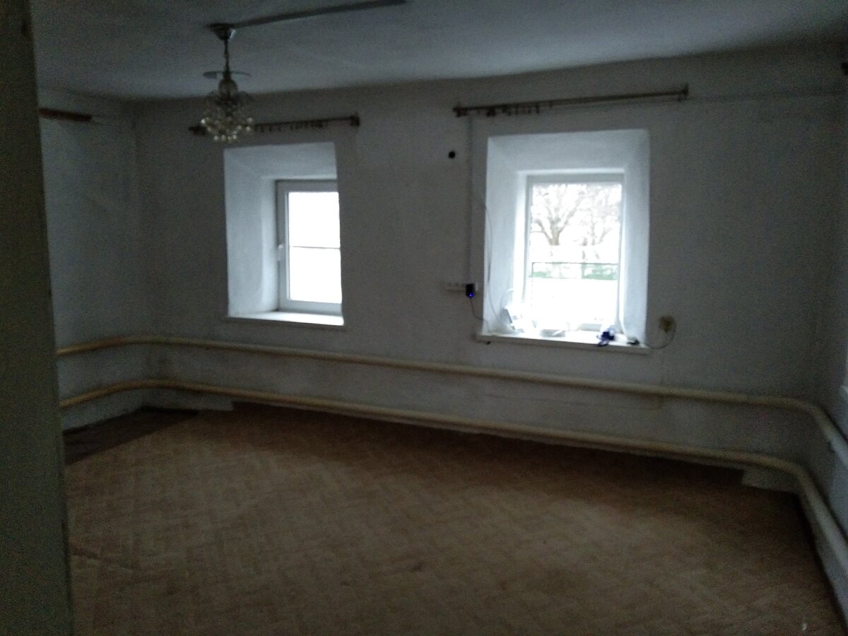Так стала выглядеть комната, когда вынесли из неё всю мебель.