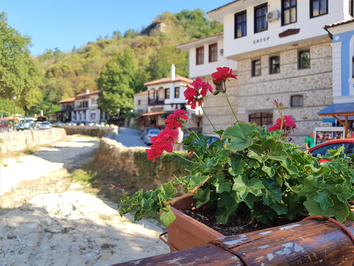 Каноничный вид на современный центр Мелника 🏘