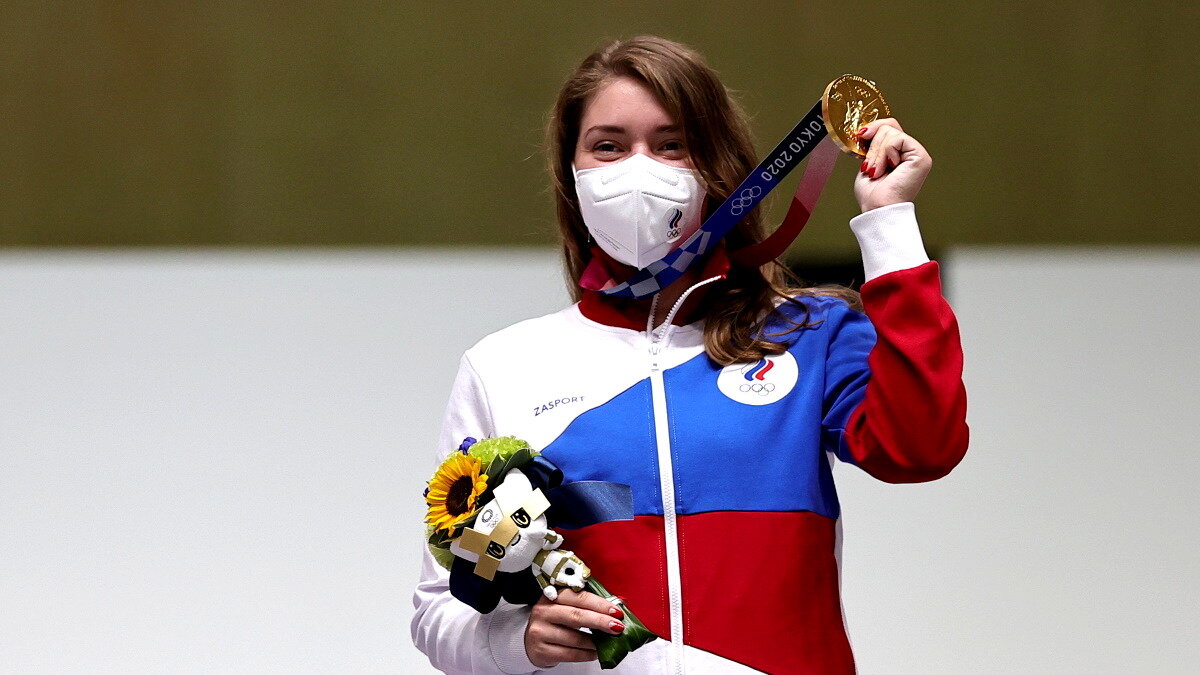 Виталина Бацарашкина с золотой медалью Олимпиады в Токио