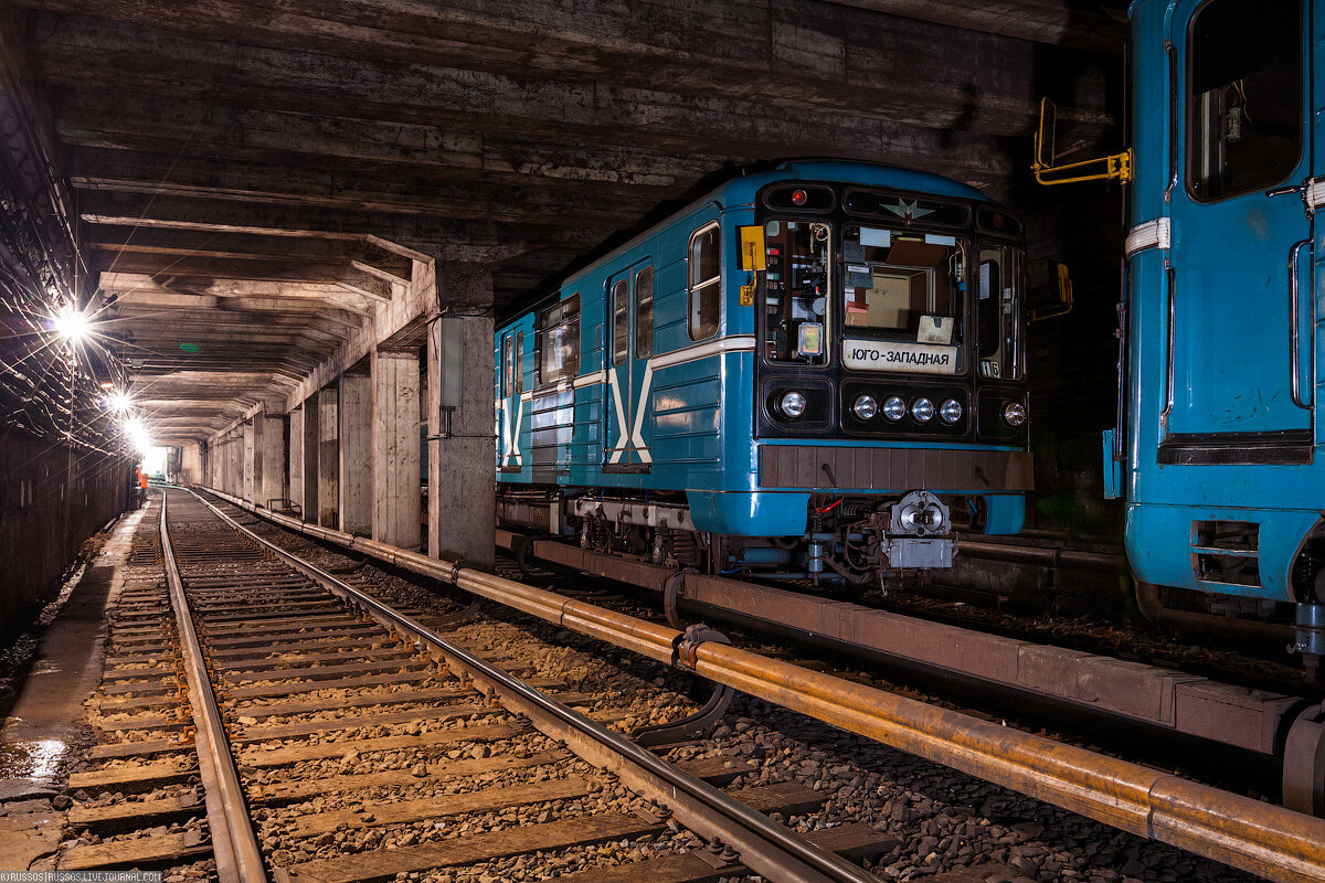 А вот так поезда встали гуськом перед станцией «Красносельская». Машинисты потом выходит по тоннелю и так же заходит утром.