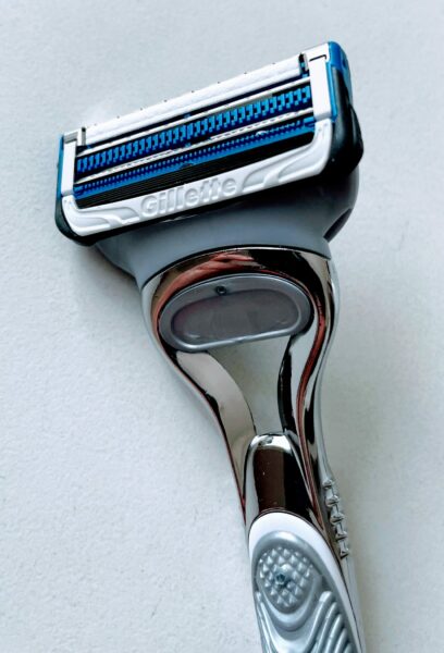 Обзор бритвы Gillette Skinguard Sensitive: не бреет, но скользит1