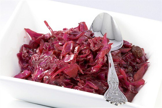 Салат-пикник из красной капусты с соусом анчоад – Вся Соль - кулинарный блог Ольги Баклановой
