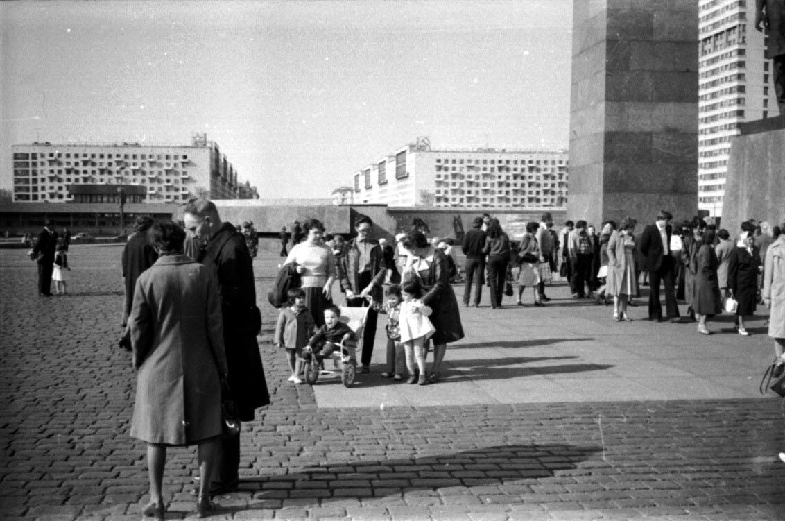 Площадь Победы. Май 1981 года. Ваша покорная слуга тут в желтом плащике рядом с коляской.) Фото из личного архива