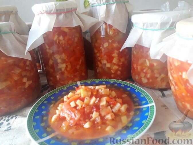 Лечо из болгарского перца с помидорами и луком на зиму: рецепт - Лайфхакер