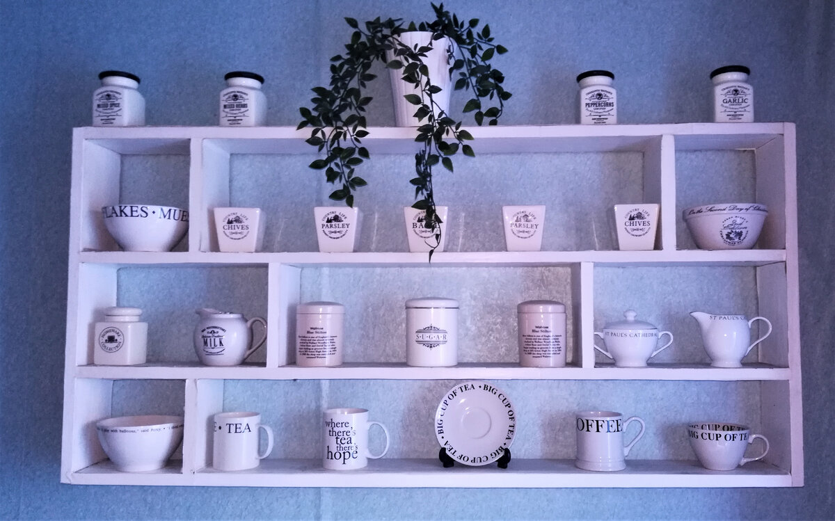 Полка с сувенирами частично переедет из маминой квартиры на мою кухню