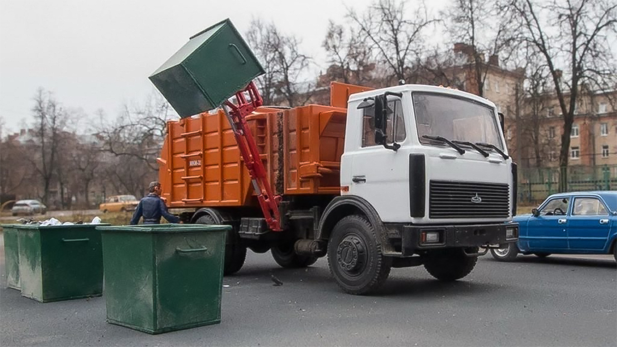 Мусоровоз вывозит мусорные баки