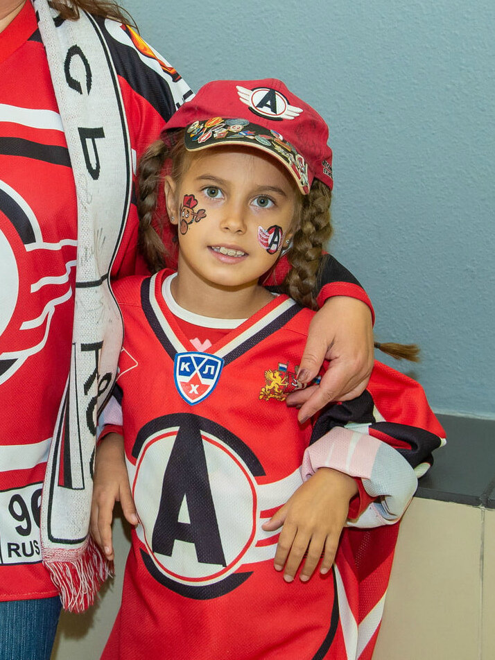 Родители Сашеньку отпустили со мной на матч и после этого она заявила, что вырастет и станет директором хоккея!