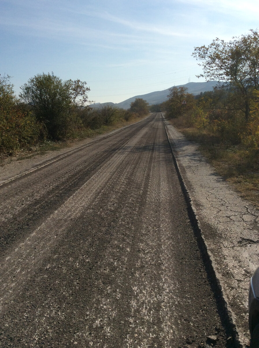 Дорога из Феодосии на Орджоникидзе. Старый асфальт снят, дорожное полотно выровнено и расширено