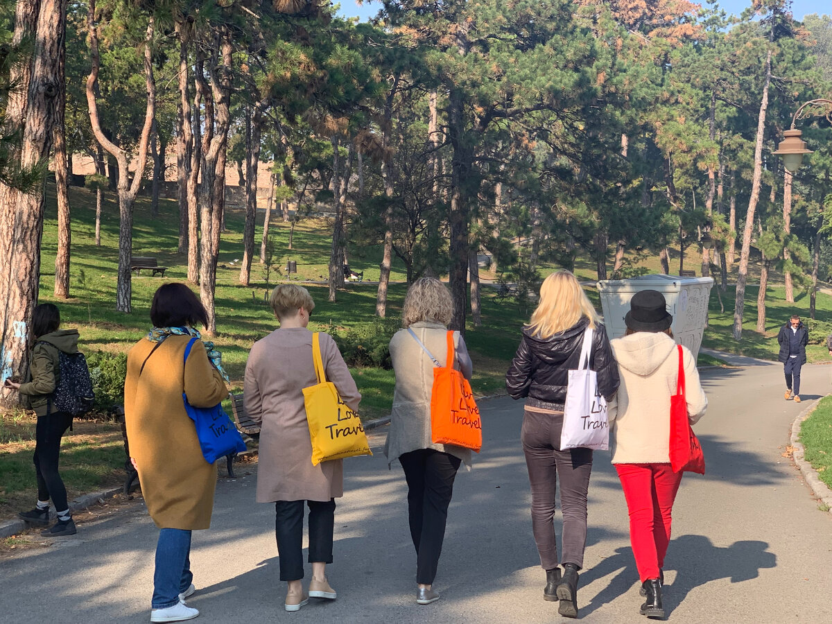 Набрали вкусняшек и гуляем)